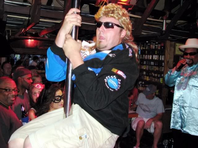 Fatmanonstripperpole640x480.jpg