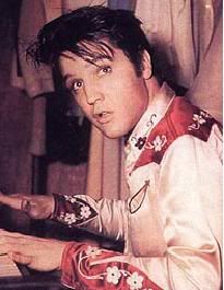 30 anos após sua morte, Elvis é celebrado como ícone maior de todos os tempos.