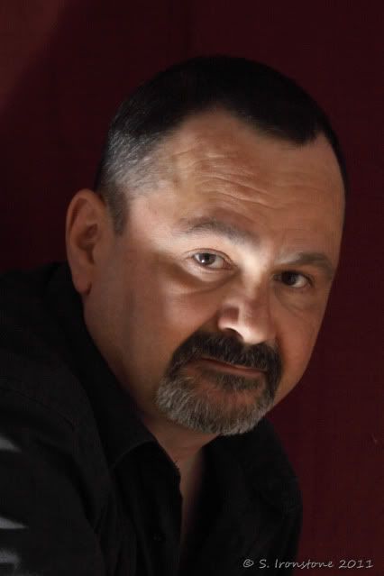 IMAGE: http://i164.photobucket.com/albums/u38/Stevie202/Portfolio/Portraits%20and%20Still%20Life/IMG_9709.jpg